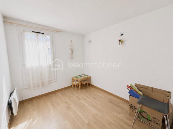 MOUANS-SARTOUX - APPARTEMENT 3 PCES - 62M² - PARKING - CALME - 5 MIN DU CENTRE A PIED
(English version below)
À seulement 5 minutes à pied du centre ville et ses commerces, du château de Mouans Sartoux et son parc, découvrez ce bel appartement 3 pièces idéalement situé à Mouans-Sartoux, dans une résidence arborée, bien entretenue et au calme.

Situé au 2ᵉ étage sur 3, cet appartement traversant et climatisé offre une agréable luminosité tout au long de la journée.
 Il se compose comme suit :
- Un séjour de 32m² et sa cuisine ouverte
- 2 chambres (9.5 et 11m²)
- Une salle de bain
- Un WC indépendant
- Une terrasse plein Ouest avec sa vue dégagée sur la nature
- Une place de parking privative,
- Un cellier de 8m² situé au 4eme étage

Charges annuelles : 1056€ 
Taxe foncière : 710€
Cannes et ses plages se trouvent à seulement 25 min en voiture.
Contactez-moi 7 jours sur 7 et 24h/24 pour plus de renseignements ou organiser une visite.

------------------------------------------

MOUANS-SARTOUX – 2-BEDROOM APARTMENT – 62 SQM – PARKING – QUIET AREA – 5 MIN WALK TO TOWN CENTER
Just a 5-minute walk from the town center and all amenities, discover this beautiful 2-bedroom apartment ideally located in Mouans-Sartoux, within a quiet, well-maintained, and landscaped residence.
Located on the 2nd floor of a 3-storey building, this bright dual-aspect apartment is fully air-conditioned and enjoys natural light throughout the day.
The apartment is composed as follows:
* A spacious 32 sqm living room with open-plan kitchen
* 2 bedrooms (9.5 sqm and 11 sqm)
* A bathroom
* Independant toilet
* A west-facing terrace with open views
* One private parking space
* An 8 sqm storage room located on the 4th floor
Annual service charges: €1,056
Property tax: €710
Cannes and its beaches are only a 25-minute drive away.
Feel free to contact me 7 days a week, 24 hours a day, for more information or to arrange a viewing.