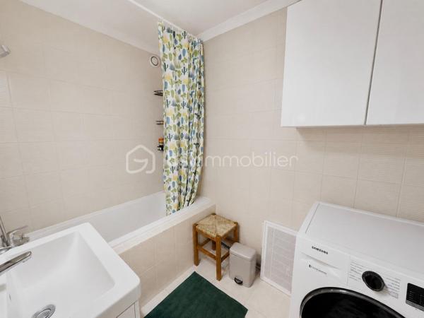 MOUANS-SARTOUX - APPARTEMENT 3 PCES - 62M² - PARKING - CALME - 5 MIN DU CENTRE A PIED
(English version below)
À seulement 5 minutes à pied du centre ville et ses commerces, du château de Mouans Sartoux et son parc, découvrez ce bel appartement 3 pièces idéalement situé à Mouans-Sartoux, dans une résidence arborée, bien entretenue et au calme.

Situé au 2ᵉ étage sur 3, cet appartement traversant et climatisé offre une agréable luminosité tout au long de la journée.
 Il se compose comme suit :
- Un séjour de 32m² et sa cuisine ouverte
- 2 chambres (9.5 et 11m²)
- Une salle de bain
- Un WC indépendant
- Une terrasse plein Ouest avec sa vue dégagée sur la nature
- Une place de parking privative,
- Un cellier de 8m² situé au 4eme étage

Charges annuelles : 1056€ 
Taxe foncière : 710€
Cannes et ses plages se trouvent à seulement 25 min en voiture.
Contactez-moi 7 jours sur 7 et 24h/24 pour plus de renseignements ou organiser une visite.

------------------------------------------

MOUANS-SARTOUX – 2-BEDROOM APARTMENT – 62 SQM – PARKING – QUIET AREA – 5 MIN WALK TO TOWN CENTER
Just a 5-minute walk from the town center and all amenities, discover this beautiful 2-bedroom apartment ideally located in Mouans-Sartoux, within a quiet, well-maintained, and landscaped residence.
Located on the 2nd floor of a 3-storey building, this bright dual-aspect apartment is fully air-conditioned and enjoys natural light throughout the day.
The apartment is composed as follows:
* A spacious 32 sqm living room with open-plan kitchen
* 2 bedrooms (9.5 sqm and 11 sqm)
* A bathroom
* Independant toilet
* A west-facing terrace with open views
* One private parking space
* An 8 sqm storage room located on the 4th floor
Annual service charges: €1,056
Property tax: €710
Cannes and its beaches are only a 25-minute drive away.
Feel free to contact me 7 days a week, 24 hours a day, for more information or to arrange a viewing.