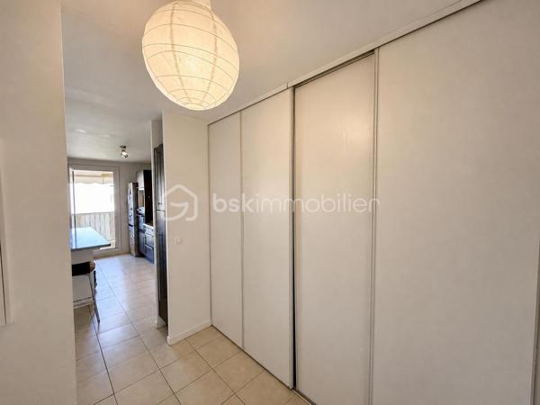 MOUANS-SARTOUX - APPARTEMENT 3 PCES - 62M² - PARKING - CALME - 5 MIN DU CENTRE A PIED
(English version below)
À seulement 5 minutes à pied du centre ville et ses commerces, du château de Mouans Sartoux et son parc, découvrez ce bel appartement 3 pièces idéalement situé à Mouans-Sartoux, dans une résidence arborée, bien entretenue et au calme.

Situé au 2ᵉ étage sur 3, cet appartement traversant et climatisé offre une agréable luminosité tout au long de la journée.
 Il se compose comme suit :
- Un séjour de 32m² et sa cuisine ouverte
- 2 chambres (9.5 et 11m²)
- Une salle de bain
- Un WC indépendant
- Une terrasse plein Ouest avec sa vue dégagée sur la nature
- Une place de parking privative,
- Un cellier de 8m² situé au 4eme étage

Charges annuelles : 1056€ 
Taxe foncière : 710€
Cannes et ses plages se trouvent à seulement 25 min en voiture.
Contactez-moi 7 jours sur 7 et 24h/24 pour plus de renseignements ou organiser une visite.

------------------------------------------

MOUANS-SARTOUX – 2-BEDROOM APARTMENT – 62 SQM – PARKING – QUIET AREA – 5 MIN WALK TO TOWN CENTER
Just a 5-minute walk from the town center and all amenities, discover this beautiful 2-bedroom apartment ideally located in Mouans-Sartoux, within a quiet, well-maintained, and landscaped residence.
Located on the 2nd floor of a 3-storey building, this bright dual-aspect apartment is fully air-conditioned and enjoys natural light throughout the day.
The apartment is composed as follows:
* A spacious 32 sqm living room with open-plan kitchen
* 2 bedrooms (9.5 sqm and 11 sqm)
* A bathroom
* Independant toilet
* A west-facing terrace with open views
* One private parking space
* An 8 sqm storage room located on the 4th floor
Annual service charges: €1,056
Property tax: €710
Cannes and its beaches are only a 25-minute drive away.
Feel free to contact me 7 days a week, 24 hours a day, for more information or to arrange a viewing.