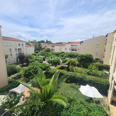 MOUANS-SARTOUX - APPARTEMENT 3 PCES - 62M² - PARKING - CALME - 5 MIN DU CENTRE A PIED
(English version below)
À seulement 5 minutes à pied du centre ville et ses commerces, du château de Mouans Sartoux et son parc, découvrez ce bel appartement 3 pièces idéalement situé à Mouans-Sartoux, dans une résidence arborée, bien entretenue et au calme.

Situé au 2ᵉ étage sur 3, cet appartement traversant et climatisé offre une agréable luminosité tout au long de la journée.
 Il se compose comme suit :
- Un séjour de 32m² et sa cuisine ouverte
- 2 chambres (9.5 et 11m²)
- Une salle de bain
- Un WC indépendant
- Une terrasse plein Ouest avec sa vue dégagée sur la nature
- Une place de parking privative,
- Un cellier de 8m² situé au 4eme étage

Charges annuelles : 1056€ 
Taxe foncière : 710€
Cannes et ses plages se trouvent à seulement 25 min en voiture.
Contactez-moi 7 jours sur 7 et 24h/24 pour plus de renseignements ou organiser une visite.

------------------------------------------

MOUANS-SARTOUX – 2-BEDROOM APARTMENT – 62 SQM – PARKING – QUIET AREA – 5 MIN WALK TO TOWN CENTER
Just a 5-minute walk from the town center and all amenities, discover this beautiful 2-bedroom apartment ideally located in Mouans-Sartoux, within a quiet, well-maintained, and landscaped residence.
Located on the 2nd floor of a 3-storey building, this bright dual-aspect apartment is fully air-conditioned and enjoys natural light throughout the day.
The apartment is composed as follows:
* A spacious 32 sqm living room with open-plan kitchen
* 2 bedrooms (9.5 sqm and 11 sqm)
* A bathroom
* Independant toilet
* A west-facing terrace with open views
* One private parking space
* An 8 sqm storage room located on the 4th floor
Annual service charges: €1,056
Property tax: €710
Cannes and its beaches are only a 25-minute drive away.
Feel free to contact me 7 days a week, 24 hours a day, for more information or to arrange a viewing.