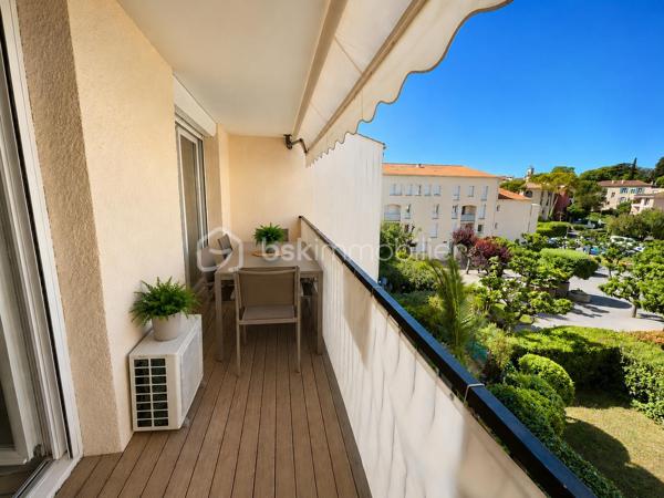 MOUANS-SARTOUX - APPARTEMENT 3 PCES - 62M² - PARKING - CALME - 5 MIN DU CENTRE A PIED
(English version below)
À seulement 5 minutes à pied du centre ville et ses commerces, du château de Mouans Sartoux et son parc, découvrez ce bel appartement 3 pièces idéalement situé à Mouans-Sartoux, dans une résidence arborée, bien entretenue et au calme.

Situé au 2ᵉ étage sur 3, cet appartement traversant et climatisé offre une agréable luminosité tout au long de la journée.
 Il se compose comme suit :
- Un séjour de 32m² et sa cuisine ouverte
- 2 chambres (9.5 et 11m²)
- Une salle de bain
- Un WC indépendant
- Une terrasse plein Ouest avec sa vue dégagée sur la nature
- Une place de parking privative,
- Un cellier de 8m² situé au 4eme étage

Charges annuelles : 1056€ 
Taxe foncière : 710€
Cannes et ses plages se trouvent à seulement 25 min en voiture.
Contactez-moi 7 jours sur 7 et 24h/24 pour plus de renseignements ou organiser une visite.

------------------------------------------

MOUANS-SARTOUX – 2-BEDROOM APARTMENT – 62 SQM – PARKING – QUIET AREA – 5 MIN WALK TO TOWN CENTER
Just a 5-minute walk from the town center and all amenities, discover this beautiful 2-bedroom apartment ideally located in Mouans-Sartoux, within a quiet, well-maintained, and landscaped residence.
Located on the 2nd floor of a 3-storey building, this bright dual-aspect apartment is fully air-conditioned and enjoys natural light throughout the day.
The apartment is composed as follows:
* A spacious 32 sqm living room with open-plan kitchen
* 2 bedrooms (9.5 sqm and 11 sqm)
* A bathroom
* Independant toilet
* A west-facing terrace with open views
* One private parking space
* An 8 sqm storage room located on the 4th floor
Annual service charges: €1,056
Property tax: €710
Cannes and its beaches are only a 25-minute drive away.
Feel free to contact me 7 days a week, 24 hours a day, for more information or to arrange a viewing.