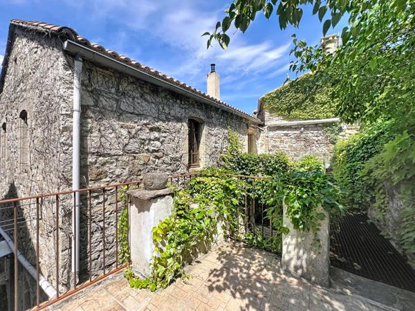 Exclusivité - Les Vans (07140) : Authentique maison de village en pierre avec cour, terrasse et dépendance