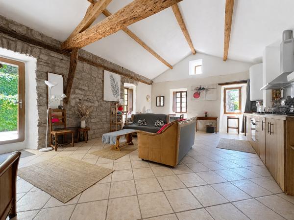 Exclusivité - Les Vans (07140) : Authentique maison de village en pierre avec cour, terrasse et dépendance