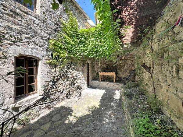 Exclusivité - Les Vans (07140) : Authentique maison de village en pierre avec cour, terrasse et dépendance