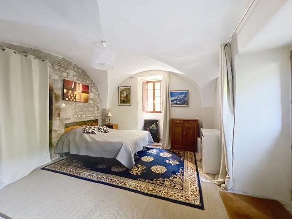 Exclusivité - Les Vans (07140) : Authentique maison de village en pierre avec cour, terrasse et dépendance