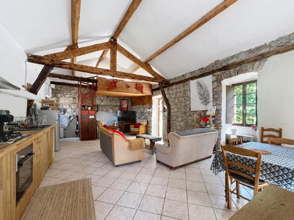 Exclusivité - Les Vans (07140) : Authentique maison de village en pierre avec cour, terrasse et dépendance