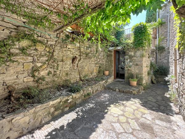 Exclusivité - Les Vans (07140) : Authentique maison de village en pierre avec cour, terrasse et dépendance
