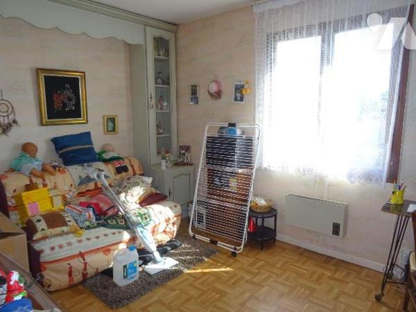 Chauvigny, au calme d'une impasse, Maison d'environ 100 m² offrant: une entrée, une cuisine, un...