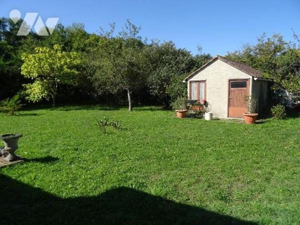 Chauvigny, au calme d'une impasse, Maison d'environ 100 m² offrant: une entrée, une cuisine, un...