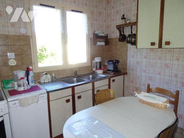 Chauvigny, au calme d'une impasse, Maison d'environ 100 m² offrant: une entrée, une cuisine, un...