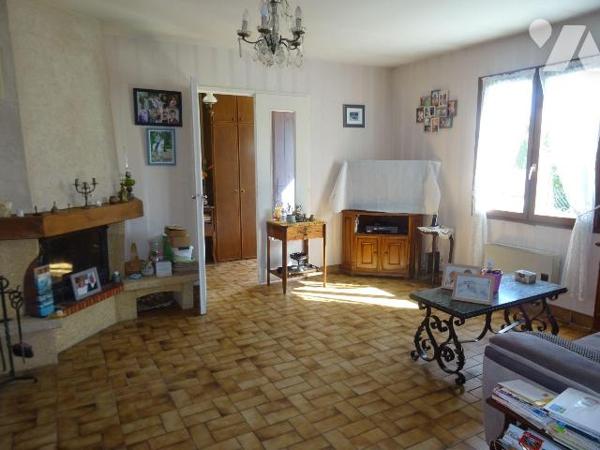 Chauvigny, au calme d'une impasse, Maison d'environ 100 m² offrant: une entrée, une cuisine, un...