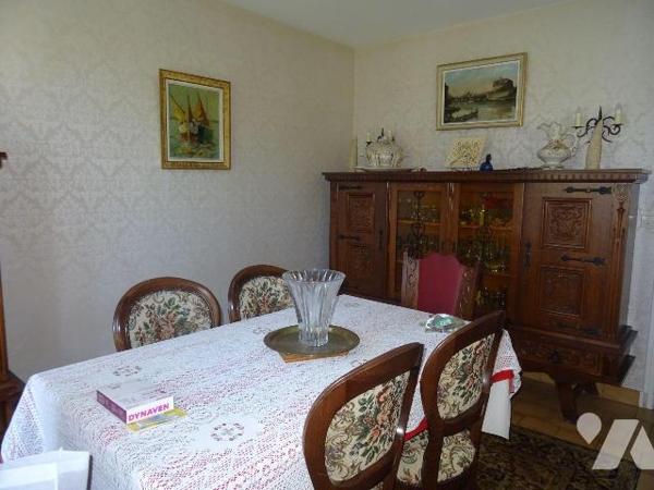 Chauvigny, au calme d'une impasse, Maison d'environ 100 m² offrant: une entrée, une cuisine, un...