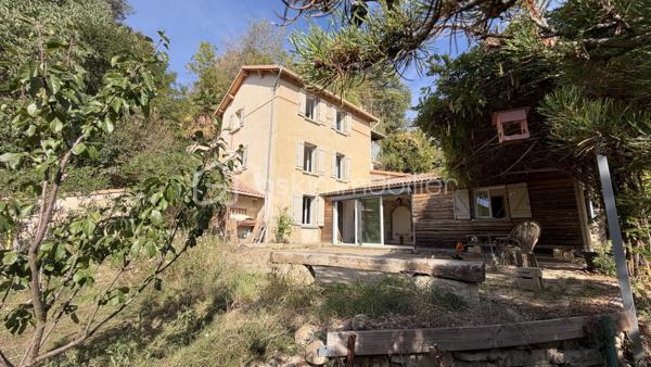 Située au calme et sans vis à vis, venez découvrir cette maison de charme de 149 m² habitables offrant de multiples possibilités d'aménagements avec un espace de vie de 29 m² donnant sur terrasse et jardin, cuisine, 3 chambres, salle de bains et 2 wc. Terrain arboré avec multiples fruitiers et source de près de 3 387 m². 
A découvrir !