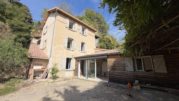 Située au calme et sans vis à vis, venez découvrir cette maison de charme de 149 m² habitables offrant de multiples possibilités d'aménagements avec un espace de vie de 29 m² donnant sur terrasse et jardin, cuisine, 3 chambres, salle de bains et 2 wc. Terrain arboré avec multiples fruitiers et source de près de 3 387 m². 
A découvrir !