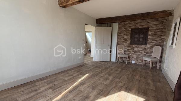 Située au calme et sans vis à vis, venez découvrir cette maison de charme de 149 m² habitables offrant de multiples possibilités d'aménagements avec un espace de vie de 29 m² donnant sur terrasse et jardin, cuisine, 3 chambres, salle de bains et 2 wc. Terrain arboré avec multiples fruitiers et source de près de 3 387 m². 
A découvrir !
