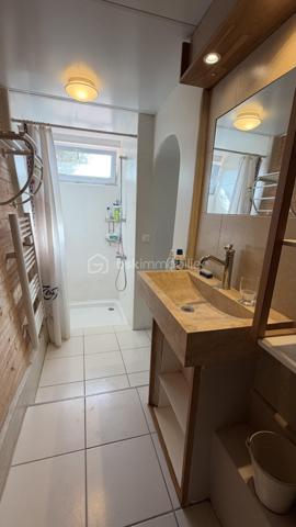 Située au calme et sans vis à vis, venez découvrir cette maison de charme de 149 m² habitables offrant de multiples possibilités d'aménagements avec un espace de vie de 29 m² donnant sur terrasse et jardin, cuisine, 3 chambres, salle de bains et 2 wc. Terrain arboré avec multiples fruitiers et source de près de 3 387 m². 
A découvrir !