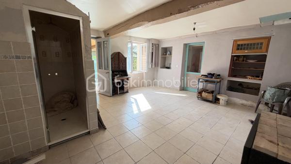 Située au calme et sans vis à vis, venez découvrir cette maison de charme de 149 m² habitables offrant de multiples possibilités d'aménagements avec un espace de vie de 29 m² donnant sur terrasse et jardin, cuisine, 3 chambres, salle de bains et 2 wc. Terrain arboré avec multiples fruitiers et source de près de 3 387 m². 
A découvrir !