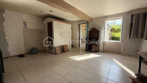 Située au calme et sans vis à vis, venez découvrir cette maison de charme de 149 m² habitables offrant de multiples possibilités d'aménagements avec un espace de vie de 29 m² donnant sur terrasse et jardin, cuisine, 3 chambres, salle de bains et 2 wc. Terrain arboré avec multiples fruitiers et source de près de 3 387 m². 
A découvrir !