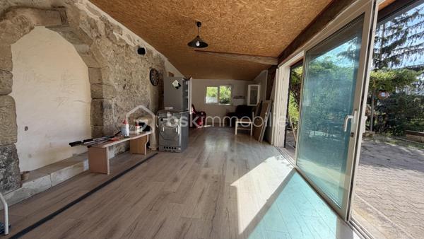 Située au calme et sans vis à vis, venez découvrir cette maison de charme de 149 m² habitables offrant de multiples possibilités d'aménagements avec un espace de vie de 29 m² donnant sur terrasse et jardin, cuisine, 3 chambres, salle de bains et 2 wc. Terrain arboré avec multiples fruitiers et source de près de 3 387 m². 
A découvrir !