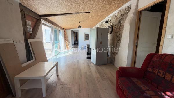 Située au calme et sans vis à vis, venez découvrir cette maison de charme de 149 m² habitables offrant de multiples possibilités d'aménagements avec un espace de vie de 29 m² donnant sur terrasse et jardin, cuisine, 3 chambres, salle de bains et 2 wc. Terrain arboré avec multiples fruitiers et source de près de 3 387 m². 
A découvrir !