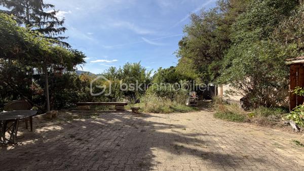 Située au calme et sans vis à vis, venez découvrir cette maison de charme de 149 m² habitables offrant de multiples possibilités d'aménagements avec un espace de vie de 29 m² donnant sur terrasse et jardin, cuisine, 3 chambres, salle de bains et 2 wc. Terrain arboré avec multiples fruitiers et source de près de 3 387 m². 
A découvrir !