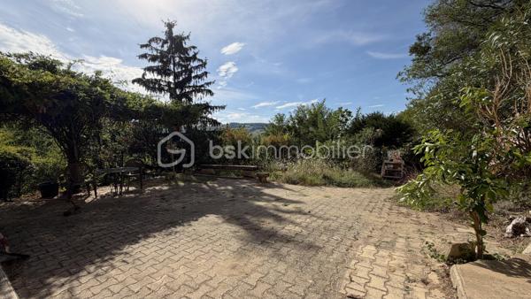 Située au calme et sans vis à vis, venez découvrir cette maison de charme de 149 m² habitables offrant de multiples possibilités d'aménagements avec un espace de vie de 29 m² donnant sur terrasse et jardin, cuisine, 3 chambres, salle de bains et 2 wc. Terrain arboré avec multiples fruitiers et source de près de 3 387 m². 
A découvrir !