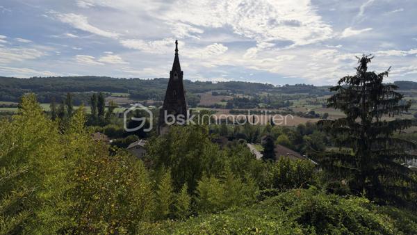 Située au calme et sans vis à vis, venez découvrir cette maison de charme de 149 m² habitables offrant de multiples possibilités d'aménagements avec un espace de vie de 29 m² donnant sur terrasse et jardin, cuisine, 3 chambres, salle de bains et 2 wc. Terrain arboré avec multiples fruitiers et source de près de 3 387 m². 
A découvrir !