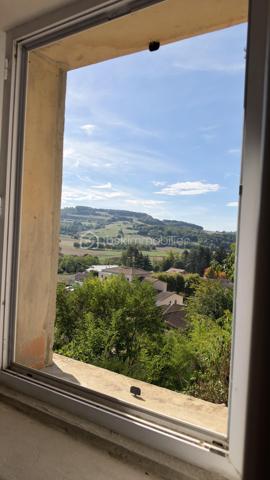 Située au calme et sans vis à vis, venez découvrir cette maison de charme de 149 m² habitables offrant de multiples possibilités d'aménagements avec un espace de vie de 29 m² donnant sur terrasse et jardin, cuisine, 3 chambres, salle de bains et 2 wc. Terrain arboré avec multiples fruitiers et source de près de 3 387 m². 
A découvrir !