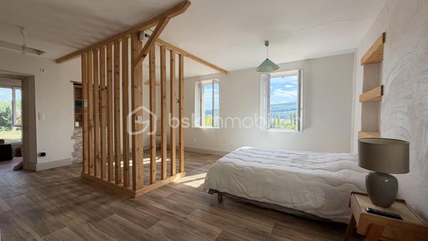 Située au calme et sans vis à vis, venez découvrir cette maison de charme de 149 m² habitables offrant de multiples possibilités d'aménagements avec un espace de vie de 29 m² donnant sur terrasse et jardin, cuisine, 3 chambres, salle de bains et 2 wc. Terrain arboré avec multiples fruitiers et source de près de 3 387 m². 
A découvrir !