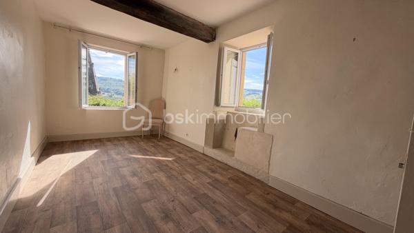 Située au calme et sans vis à vis, venez découvrir cette maison de charme de 149 m² habitables offrant de multiples possibilités d'aménagements avec un espace de vie de 29 m² donnant sur terrasse et jardin, cuisine, 3 chambres, salle de bains et 2 wc. Terrain arboré avec multiples fruitiers et source de près de 3 387 m². 
A découvrir !