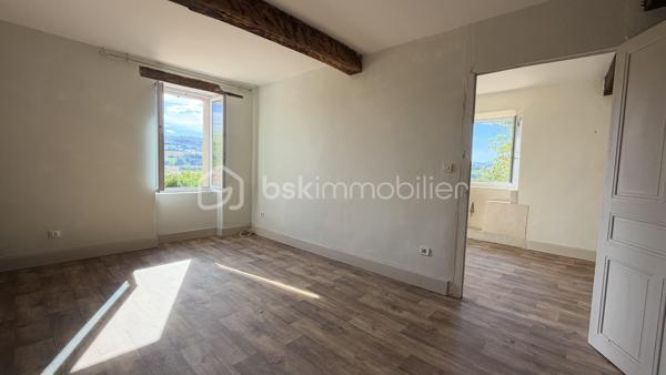 Située au calme et sans vis à vis, venez découvrir cette maison de charme de 149 m² habitables offrant de multiples possibilités d'aménagements avec un espace de vie de 29 m² donnant sur terrasse et jardin, cuisine, 3 chambres, salle de bains et 2 wc. Terrain arboré avec multiples fruitiers et source de près de 3 387 m². 
A découvrir !