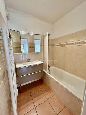 Appartement à vendre 2 pièces, terrasse, grand jardin, garage fermé et place de parking extérieur Château Gombert (13)