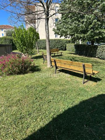 Appartement à vendre 2 pièces, terrasse, grand jardin, garage fermé et place de parking extérieur Château Gombert (13)