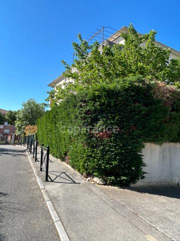 Appartement à vendre 2 pièces, terrasse, grand jardin, garage fermé et place de parking extérieur Château Gombert (13)