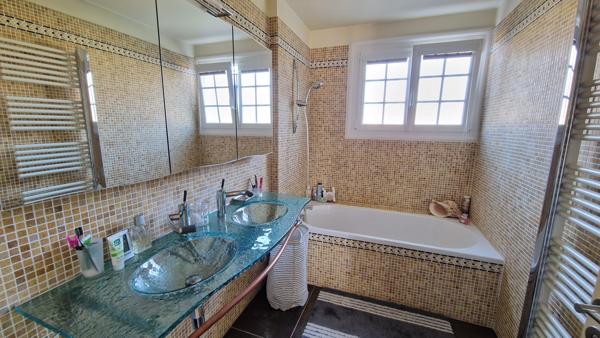 Oloron-Sainte-Marie (64400) SUPERBE MAISON DE QUALITÉ AU CALME SANS VIS À VIS