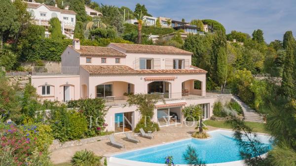 Mougins Proche village rare villa vue mer à rénover