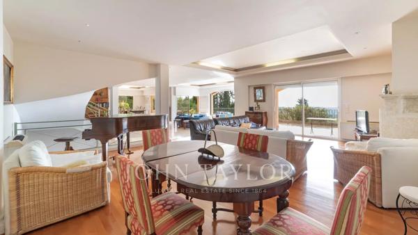 Mougins Proche village rare villa vue mer à rénover