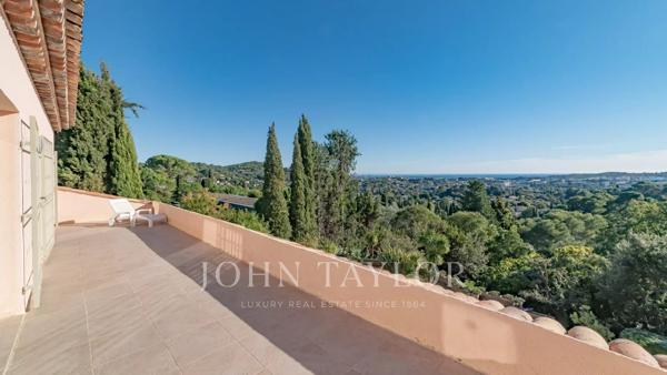 Mougins Proche village rare villa vue mer à rénover