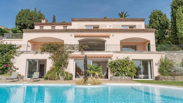 Mougins Proche village rare villa vue mer à rénover