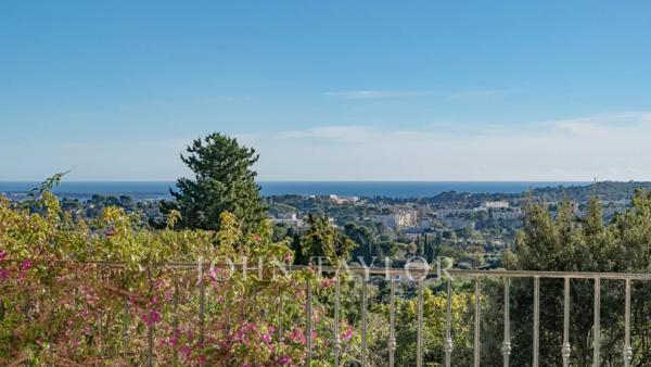 Mougins Proche village rare villa vue mer à rénover