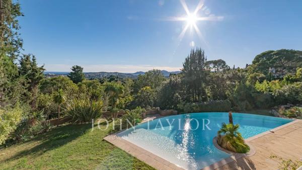 Mougins Proche village rare villa vue mer à rénover