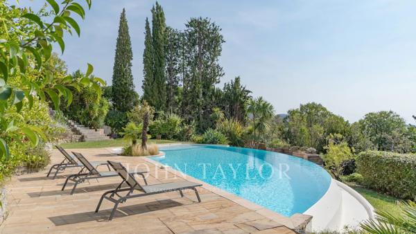 Mougins Proche village rare villa vue mer à rénover