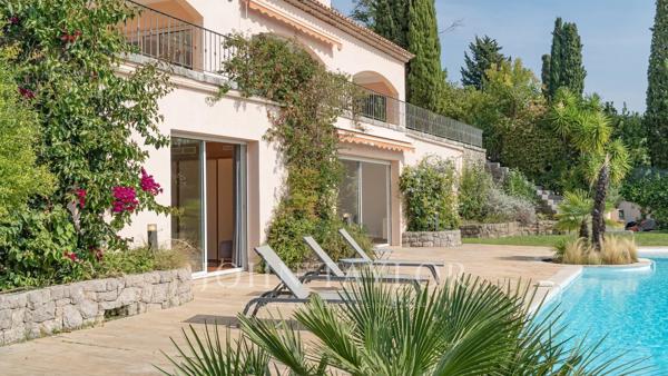 Mougins Proche village rare villa vue mer à rénover