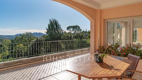 Mougins Proche village rare villa vue mer à rénover