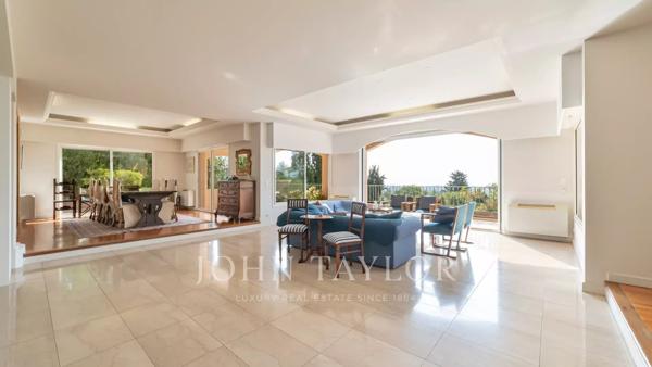Mougins Proche village rare villa vue mer à rénover