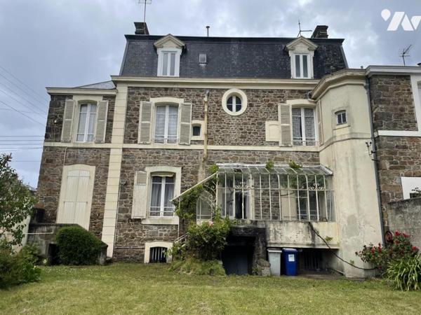 Courtoiville / Villa en pierres à rénover de 220m² avec un garage