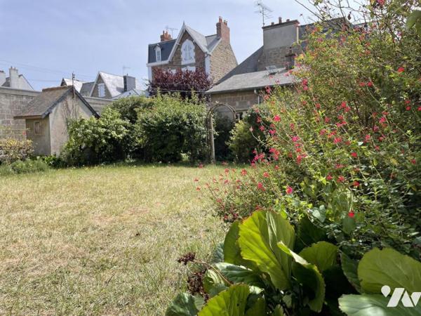Courtoiville / Villa en pierres à rénover de 220m² avec un garage