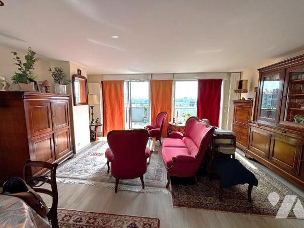 EXCLUSIVITÉ RENNES AVENUE SERGENT MAGINOT : GRAND TYPE 4 DERNIER ÉTAGE AVEC DEUX TERRASSES ET G...