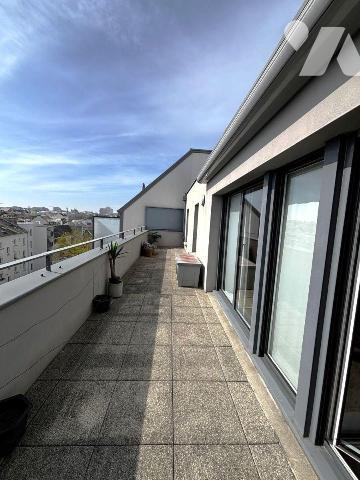 EXCLUSIVITÉ RENNES AVENUE SERGENT MAGINOT : GRAND TYPE 4 DERNIER ÉTAGE AVEC DEUX TERRASSES ET G...