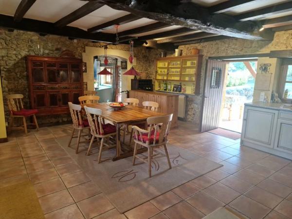 Fabuleuse maison en pierre avec 3 chambres et piscine